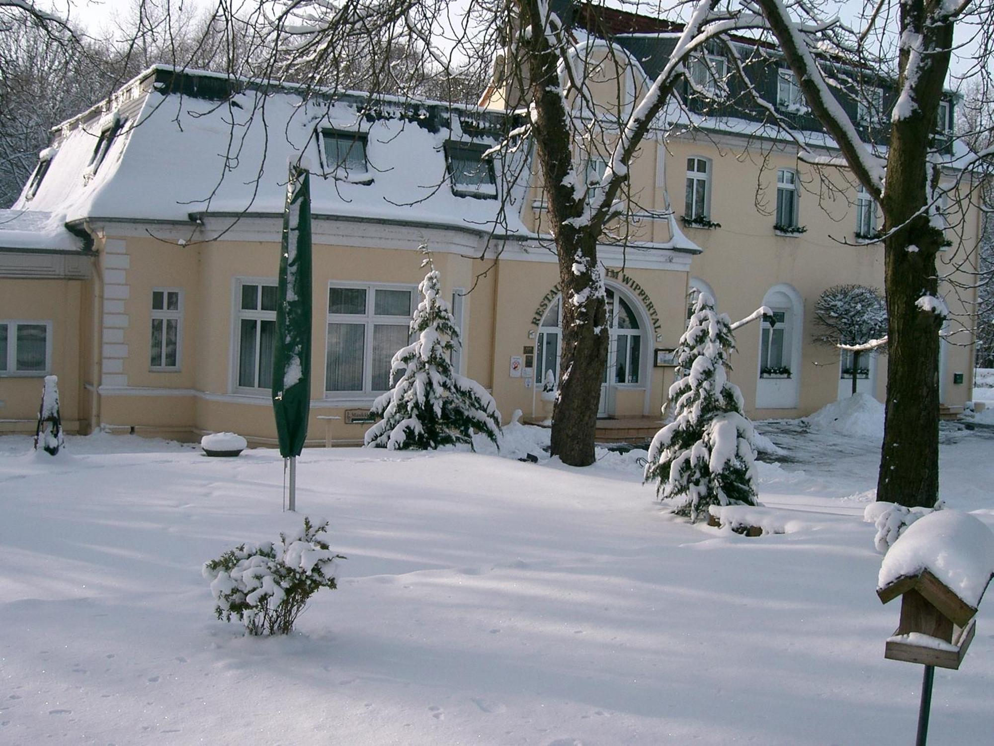 Hotel Wippertal Bernburg Esterno foto